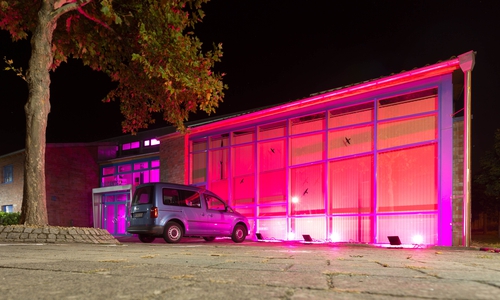 Mit insgesamt sechzehn LED RGB-Flutern leuchtete das Rathaus in Pink. Foto: Gemeinde Lehre