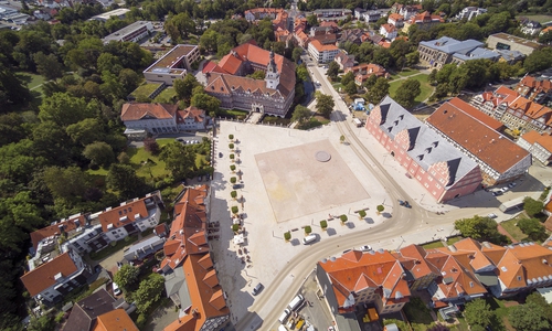 So sieht der neue Schlossplatz aus, der heute Morgen von Bürgermeister Thomas Pink auf dem Weinfest feierlich eingeweiht wurde. Foto: Henning Kramer