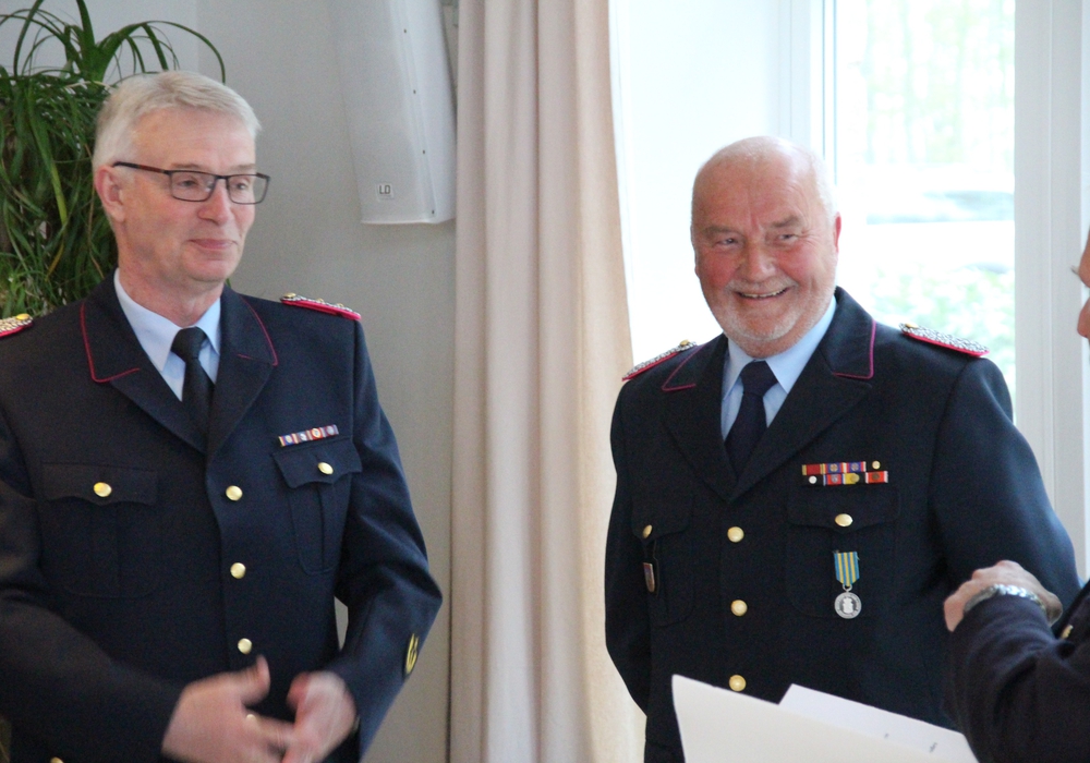 Udo Raders (r.) wurde für seine Arbeit im Haus Florian ausgezeichnet. Foto: Kreispressestelle Feuerwehr Helmstadt