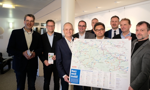 Ab dem 1. Januar 2020 wird das Urlauberticket HATIX auch in den Landkreisen Goslar und Göttingen eingeführt. Landrat Thomas Brych (3. von links) verkündete den Startschuss heute gemeinsam mit Goslars Oberbürgermeister Dr. Oliver Junk (1. von links), Thomas Wiesenhütter (Landkreis Goslar, 2. von links), Langelsheims Bürgermeister Ingo Henze (nachfolgend von links), Tim Schwarzenberger (Landkreis Goslar), Braunlages Bürgermeister Wolfgang Langer, Christian Fischer (Geschäftsführer der Harzer Verkehrsbetriebe), Hennig Brandes (Verbandsdirektor Regionalverband Braunschweig) sowie Rolf Quednau (Vorstand Harz AG). Foto: Landkreis Goslar