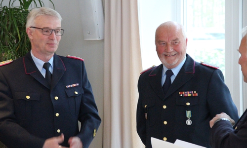 Udo Raders (r.) wurde für seine Arbeit im Haus Florian ausgezeichnet. Foto: Kreispressestelle Feuerwehr Helmstadt