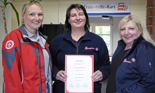 Anja Hoppenstedt als Regionalausbildungsleiterin in Harz-Heide ernannt. Von links: Stefanie Krüger, stellv. Landesausbildungsleitung im Johanniter-Landesverband Niedersachsen/Bremen, überreichte eine Ernennungsurkunde Anja Hoppenstedt, die jetzt als ehrenamtliche Regionalausbildungsleitung Susanne Bomnüter, Sachgebietsleitung Ausbildung/Vertrieb, unterstützt. Foto: Natalia Shapovalova/Johanniter.