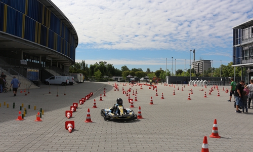 Beim Kartfahren lernen die Kinder vieles über die richtige Einschätzung des Fahrzeuges, das Fahrverhalten in Kurven und beim Bremsen sowie das blitzschnelle Reagieren auf neue Situationen. Symbolbild: Robert Braumann