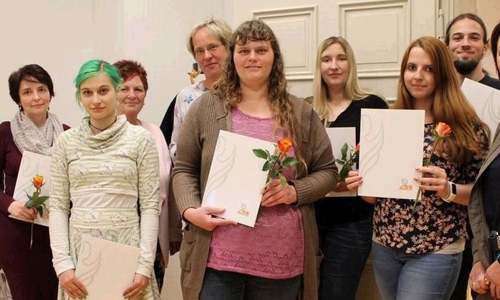 Teilnehmer des Qualifikationskurses präsentieren Ihre Zertifikate. Foto: Stadt Helmstedt