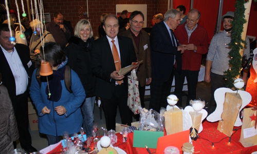 Die Rudolf-Diesel-Schule aus Königslutter war mit einem Stand vertreten. Landrat Gerhard Radeck (Mitte) kaufte auch ein. Rechts daneben Werkstatt-Leiter Dieter Pasemann sowie Lebenshilfe-Vorsitzender Jörg Reuter im Gespräch mit Josef Eschweiler. Foto: Lebenshilfe