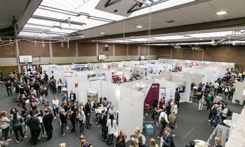 Zahlreiche Aussteller präsentieren sich und ihre Ausbildungsberufe in der Helmstedter Kanthalle auf der diesjährigen Ausbildungsplatzbörse Archivfoto: Allianz für die Region GmbH/Marek Kruszewski
