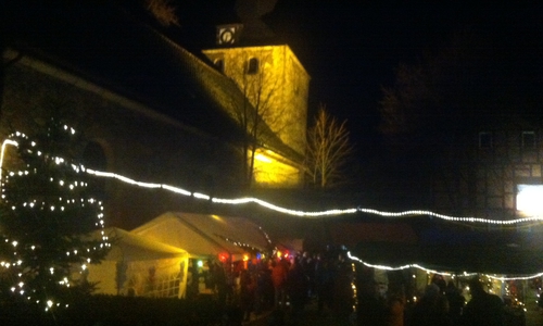 Besinnliche Stimmung vor der Kulisse der beleuchteten Werlaburgdorfer Johanneskirche, Foto: Privat