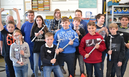 Teilnehmerinnen und Teilnehmer in der WWL-Schlosserei mit Schlosser-Meister Eckhard Herrmann und WWL-Azubi Benjamin Alper. Foto: Wasserverband Weddel-Lehre