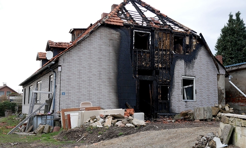 Das Haus wurde durch das Feuer stark beschädigt. Foto: Alexander Panknin