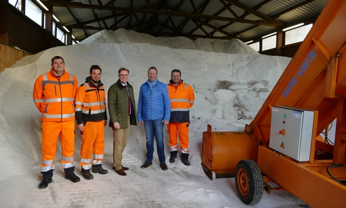 Heiko Höwer aus der Abteilung Kreisstraßenwesen (r.) zeigte Landrat Dr. Andreas Ebel (2.v.r.), wie das Salz über ein Förderband in den LKW gelangt. Foto: Landkreis Gifhorn
