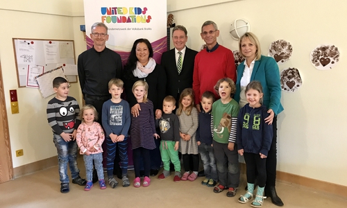 Kinder der Kita Wasbüttel mit Albert Meltzow (Koordinator der Landkreisinitiative "Kinder brauchen Zukunft"), Kita-Leiterin Kim Halfpap, Thomas Fast (Vorsitzender der Volksbank BraWo Stiftung und Botschafter von United Kids Foundations), Holger Ploog (Koordinator Gifhorner Kinderfonds "Kleine Kidner immer satt") und Karin Single (DRK Gifhorn - Fachbereichsleitung Kinder, Jugend und Familie). Foto: Volksbank BraWo