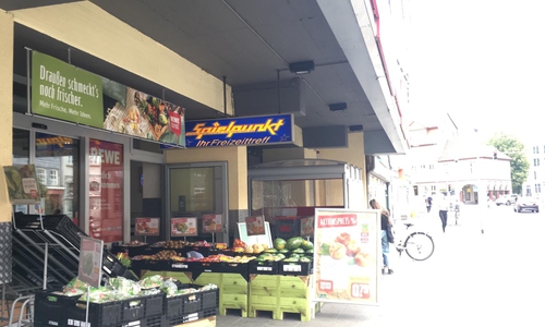 Die Spielhalle befindet sich neben einer REWE-Filiale. Foto: Julia Seidel