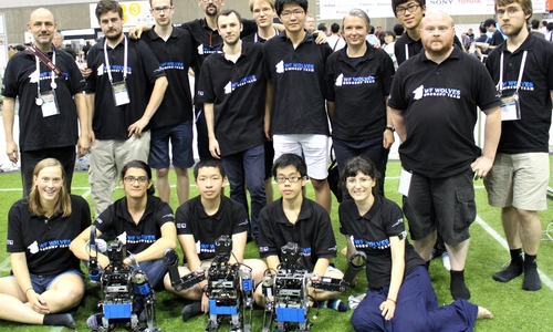Siegerpokal für die WF Wolves beim RoboCup 2017 in Japan. 2. R. links: Prof. Dr. Reinhard Gerndt, 1. R. re.: Natasza Szczypien. Foto: Ostfalia Wolfenbüttel