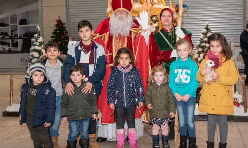 Die Kinder konnten sich über etwas Süßes und warme Worte freuen - außerdem wurden Weihnachtslieder gesungen. Foto: Tanja Bischoff