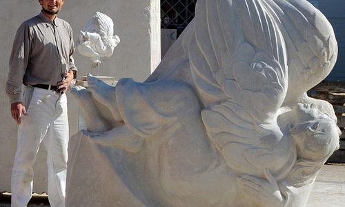 Künstler Magnus Kleine-Tebbe neben der Skulptur "Sola Fide". Foto: Privat