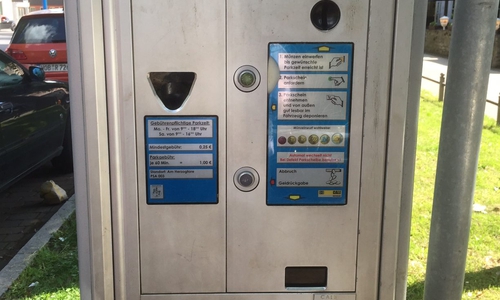 Dieser Automat legte sich quer und gab zwei statt einen Parkschein aus.  Foto: Marc Angerstein