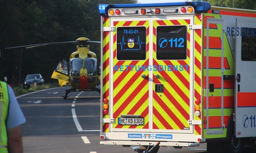Die Frau wurde mit einem Rettungshubschrauber in ein Krankenhaus gebracht. Foto: Feuerwehr