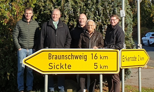 Den Blick auf den Verlauf des künftigen Radweges von Evessen nach Lucklum gerichtet freuten sich von links nach rechts: Knut Riggert (CDU-Fraktion Evessen), Landtagsabgeordneter Frank Oesterhelweg (CDU), Karsten Ansorge und Johannes Wolframm (beide CDU Erkerode) sowie Marco Kelb (CDU-Samtgemeindebürgermeisterkandidat). Fotos: CDU