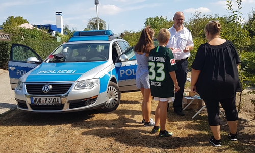 Der Kontaktbeamte der Polizei Wolfsburg Jens Oertelt im Beratungsgespräch. Fotos: Kleingartenverein "Am Laagberg" 