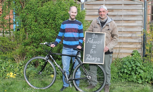 Fünf Ziegen für ein Fahrrad. Von links: Friederich Endreß und Stefan Temme.  Foto: Privat