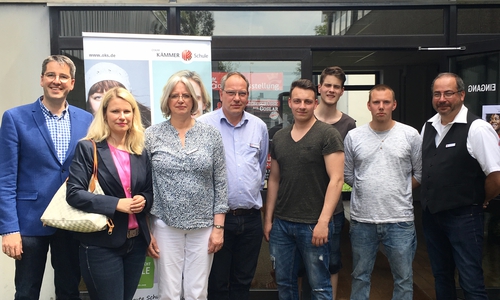 Oberbürgermeister Dr. Oliver Junk (links) mit Standortleiterin
Mechthild Drees (2.v.l.) und Ausbildern sowie Auszubildenden beim Tag der offenen Tür. Foto: Oskar Kämmer Schule
