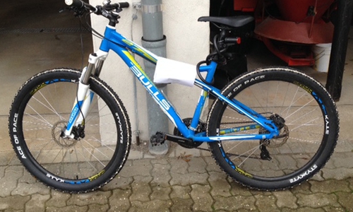 Blau-weiß lackiertes Mountain-Bike der Marke Bulls, Modell Sharptail. Foto: Polizei