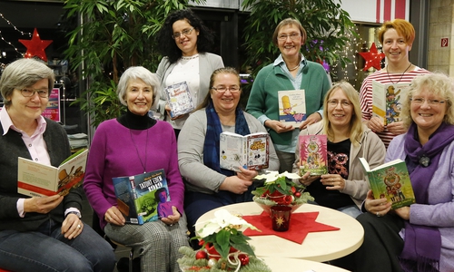 Sigrid Schaper (Leiterin der Stadtbücherei), Gabriele Drewes (Vorsitzende des Freundeskreises der Stadtbücherei), Daniela Bergmann-Baczynski (stellvertretende Leiterin der Stadtbücherei, Beate Keitel, Ille Schneider, Petra Liekefett, Beate Zgonc und Regina Ernst. Foto: Stadt Wolfenbüttel
