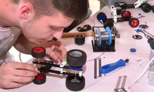Schüler bauen Mini-Rennwagen mit Zahnrad aus dem 3D-Drucker. Foto: Landmann, Lars