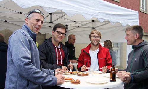 Die Erstsemester des neuen Studiengangs "Paramedic" nutzten den gemeinsamen Grillabend in Wolfsburg, um sich kennenzulernen und auszutauschen. Foto: Ostfaia