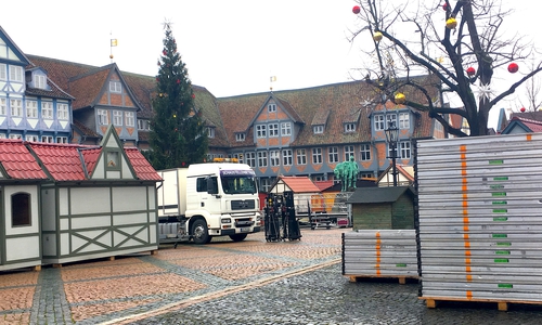 Endspurt auf dem Stadtmarkt: Hier werden derzeit die Buden für den Weihnachtsmarkt aufgebaut. Foto: Nick Wenkel