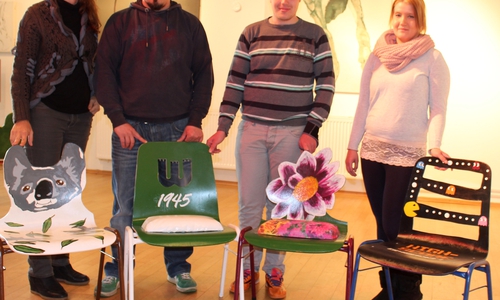 Nina Heptner, Mark Napieralski, Andy Porrey und Lara Pardey mit den zu versteigernden Stühlen in der Ausstellung peng!. Foto: Privat