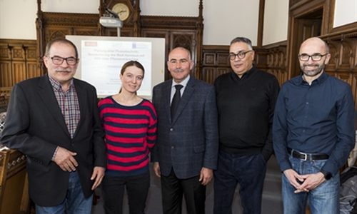 Von links: Prof. Dr. Ali Müfit Bahadir, Elina Domscheit (beide TU Braunschweig), Bürgermeister Taoufik Laribi, Maher Amara (stellvertretender Abteilungsleiter für Bauwesen der Stadt Sousse) und Jens-Christoph Siemers (Stadtentwässerung Braunschweig). Foto: Stadt Braunschweig / Daniela Nielsen