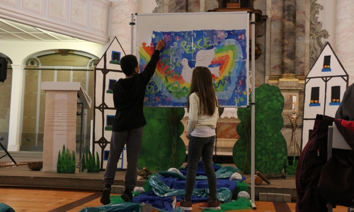 Kinder der Grundschule Karlstraße setzen sich mit dem Thema Frieden auseinander. Foto: Grundschule Karlstraße
