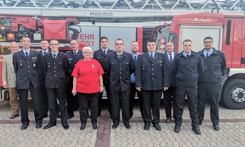 Geehrte und Beförderte. Von links:
Henning Konrad Otto, Niels Nowak, Philipp Lorenz Falkenberg, Nils Tronnier, Ulrich Rother, Ingrid Blume, Paul Eichler, Percy Habermann, Steven Runge, Sascha Waszak, Wittich Schobert, Marvin Neher, Alexander Weis. Foto: Feuerwehr Helmstedt