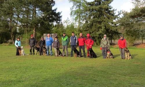 Hundeprüfung Gifhorn, Ursel Seidenstücker, Hans Hußmann, Stefanie Lahn, Prüfungsleiter Marcus Pauer, Nicole Spillner, Schutzdiensthelfer Frank Aeffner, Ralf Moritz, Leistungsrichter Marcus Walter, Jens Weinrich, Susanne Neubauer, Manuela Behrens, Foto: OG Gifhorn im Verein für Deutsche Schäferhunde