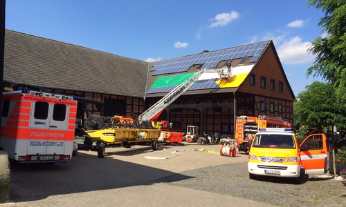 In Broitzem brannte die Photovoltaikanlage auf einem Mehrfamilienhaus. Fotos: Privat