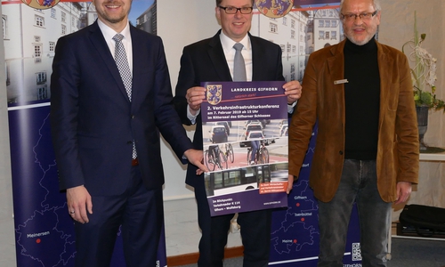 Landrat Dr. Andreas Ebel lädt mit dem Ersten Kreisrat Dr. Thomas Walter (links) und Uwe Peters (Abteilungsleiter Kreisstraßenwesen, rechts) zum gemeinsamen Dialog im Rahmen der 2. Verkehrsinfrastrukturkonferenz am 7. Februar in den Rittersaal ein. Foto: Landkreis
