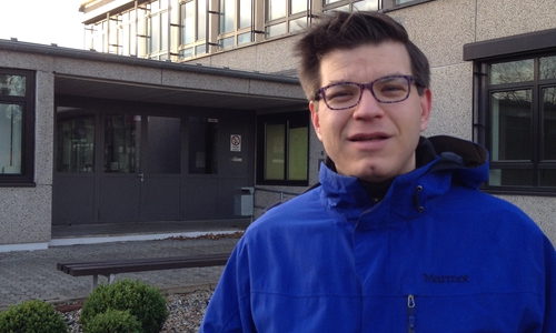 Björn Försterling vor der Förderschule Teichgarten. Foto: Privat/Christina Balder
