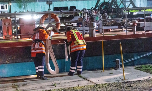 Die von der Feuerwehr eingesetzten Ölschlänge sollten ein Verbreiten des Dieselstoffes verhindern. Foto: Rudolf Karliczek