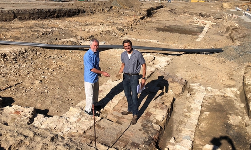 Hans Mai, Denkmalpfleger der Stadt Wolfenbüttel, und Bauleiter Alexander Simons an der Fundstelle. Foto: Stadt Wolfenbüttel/Thorsten Raedlein