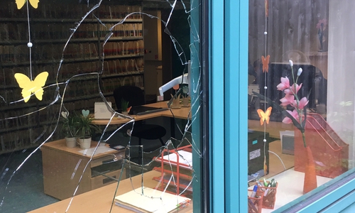 Steinwürfe zerstörten die Fensterscheiben. Foto: Landkreis Peine