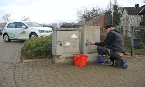 Die Verteilerkästen sollen bunt werden. Timo Wölke (Mitarbeiter Technischer Service) bei Vorbereitungsarbeiten. Foto: Stadtwerke 