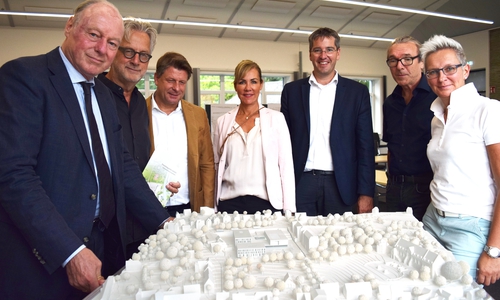 Von links: Kaspar Kraemer, Prof. Walter Ackers, seitens der TesCom Holger Holste und Anke Tessner-Schreyeck, Oberbürgermeister Dr. Oliver Junk sowie von der städtischen Wirtschaftsförderung Dirk Becker und Rosemarie Walter freuen sich, dass eine einstimmige und damit eindeutige Juryentscheidung gefallen ist. Foto: Stadt Goslar