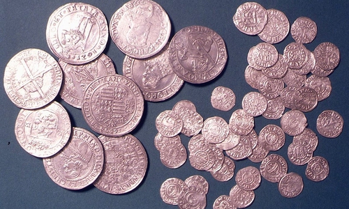 Münzhort aus Tappenbeck, nach 1624. Während des Dreißigjährigen Krieges versteckten viele Menschen ihre Wertgegenstände, um sie vor Verlust oder Zerstörung zu schützen. Nicht immer konnten die einstigen Besitzer ihre Schätze wieder bergen. Foto: Kreisarchäologie Gifhorn). 
