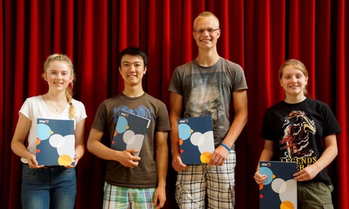 Emily Jaschik, Jens Willgeroth, Friedrich Bormann und Julika Esther Christiansen (v.l.) freuen sich über die erworbenen Englisch-Zertifikate. Foto: Landkreis Goslar