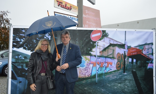 Petra Eickmann-Riedel und Reinhard Deitmar zeigen die Kunst in Sickte. Foto: Privat
