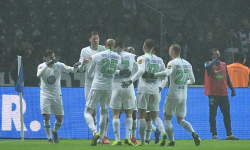 Torjubel zum 0:1: Wout Weghorst (2.v.l.) hielt das Bein hin. Foto: imago/Matthias Koch
