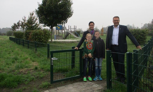 Graslebens Bürgermeisterin Veronika Koch und Samtgemeindebürgermeister Gero Janze schauten sich den neu gestalteten Spielplatz. Foto: Samtgemeinde Grasleben