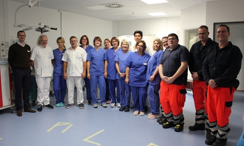 Besprechung nach dem „Schockraum-Training“:  v. l. Schildautal Kliniken-Geschäftsführer Sebastian von der Haar, Dr. med. Gregor Herrendorf, Lt. Oberarzt/Leiter der  ZNA, Svenja Wüstefeld, pflegerische Leitung der Notaufnahme, Chefarzt Dr. med. Haldun Celebi, Facharzt für Chirurgie, Unfallchirurgie, Viszeralchirurgie und spezielle Viszeralchirurgie, und weitere Teilnehmer der Übung. Foto: Asklepios Kliniken Schildautal

 