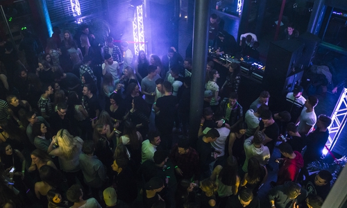 Die Halle ist voll, die Stimmung gut. Foto: Merten Bühmann